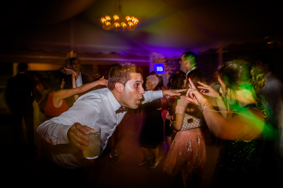 fotos de boda en la casona de las fraguas cantabria invitado bailando