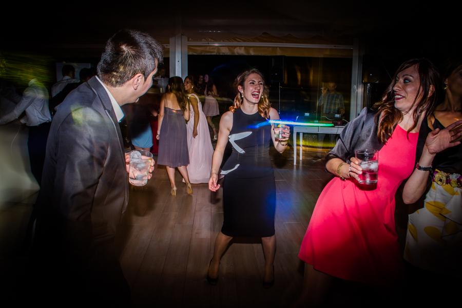 fotos de boda en la casona de las fraguas cantabria invitada bailando