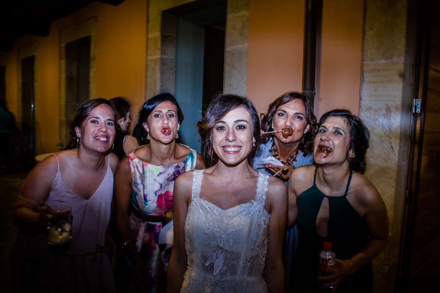 fotos de boda en la casona de las fraguas cantabria invitadas haciendo tonterías
