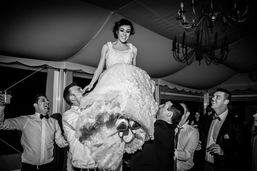 fotos de boda en la casona de las fraguas cantabria invitadas levantando a la novia